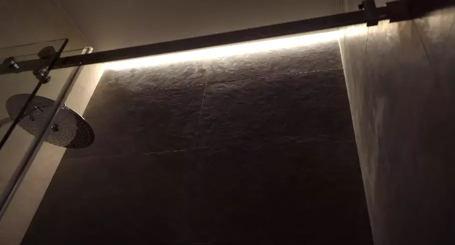Натяжной потолок в ванную с точечными светильниками — Севастополь, Генерала Жидилова, 7, фото 1
